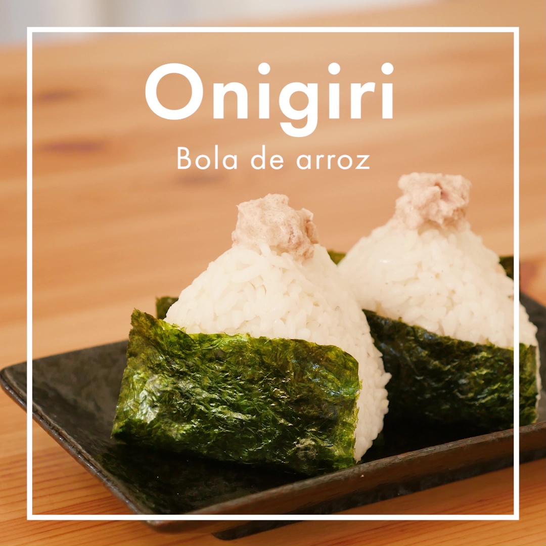 Akira Yoshida, originario de Japón, se consolida en el sector de la restauración y la moda.Nos presenta los sabores originales de su casa en los que basa su desafío.
Para empezar nos enseña el Onigiri, bola de arroz con gran variedad de rellenos al gusto de cada uno. En Japón se come como desayuno, almuerzo o merienda. La salsa kewpie no puede faltar en el Onigiri con atún enlatado, particularmente apreciado por los niños.
