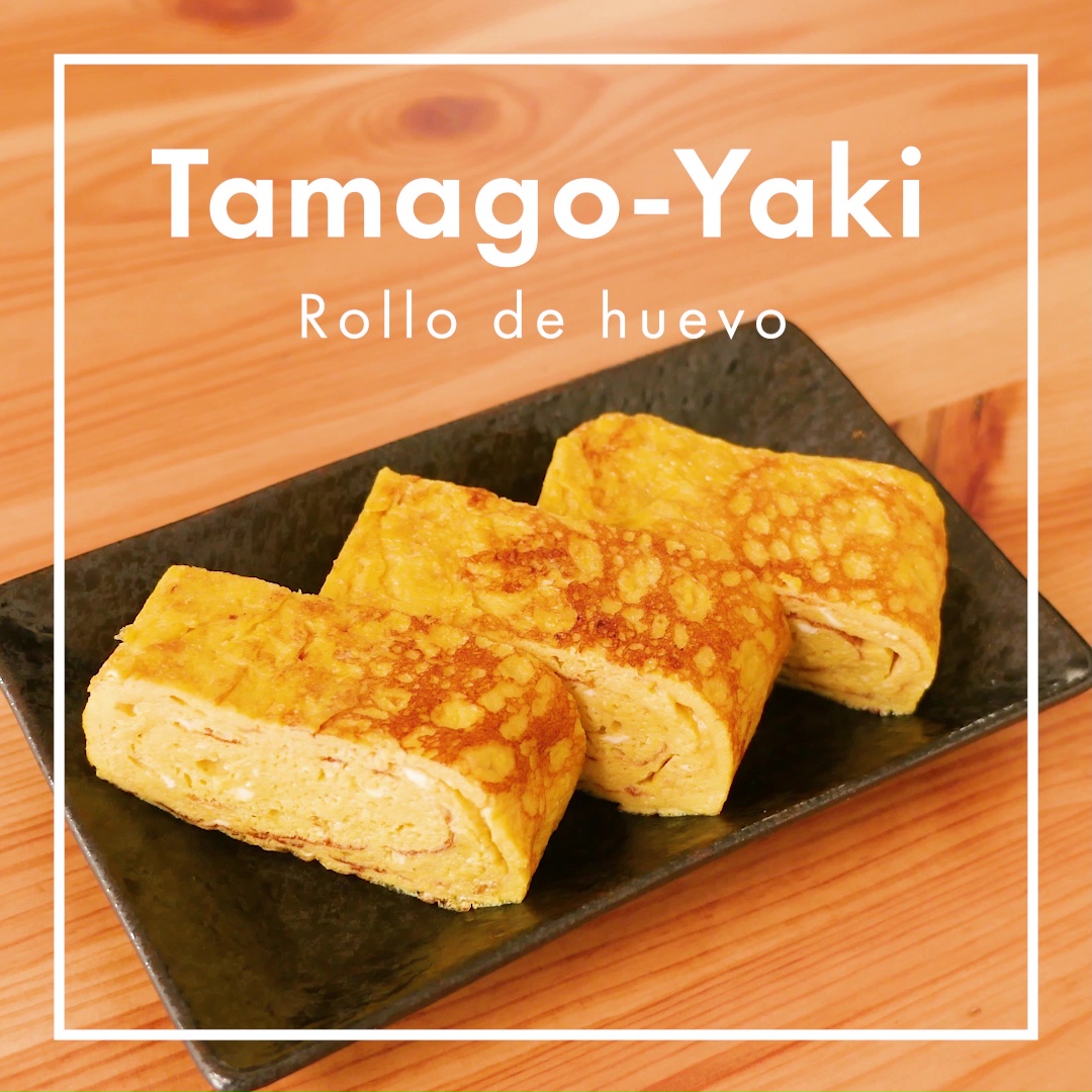 Akira Yoshida, originario de Japón, se consolida en el sector de la restauración y la moda.Nos presenta los sabores originales de su casa en los que basa su desafío.
En la caja del “Bento” para llevar a la oficina o al cole, incluso para ocasiones especiales como Hanami, el Pic-nic para disfrutar la floración de cerezo, siempre se encuentra “Tortilla japonesa”. Es algo que evoca los sabores de la infancia y a la madre. Gracias a la salsa kewpie no solo se realza el sabor, también facilita hacer la forma de rollo gracias a la grasa que contiene la salsa.