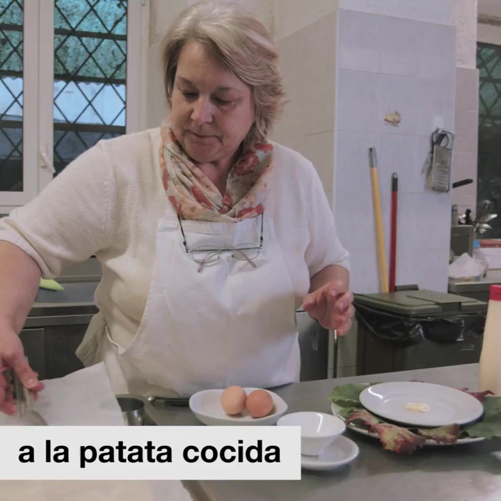 Lago Iseo, región de la Franciacorta. El chef de la isla prepara un plato con verduras frescas y pescados del lago, que marida con un vino espumoso.