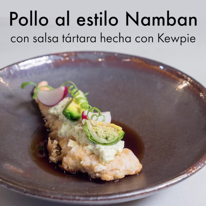 Pollo al estilo Namban con salsa tártara hecha con kewpie. Hideki nos enseña un par de salsas originales, una es salsa tártara con Gari, jengible encurtido, algo imprescindible para acompañar al Sushis. y la otra se llama Namban, una salsa agridulce hecha con los condimentos tradicionales japoneses.