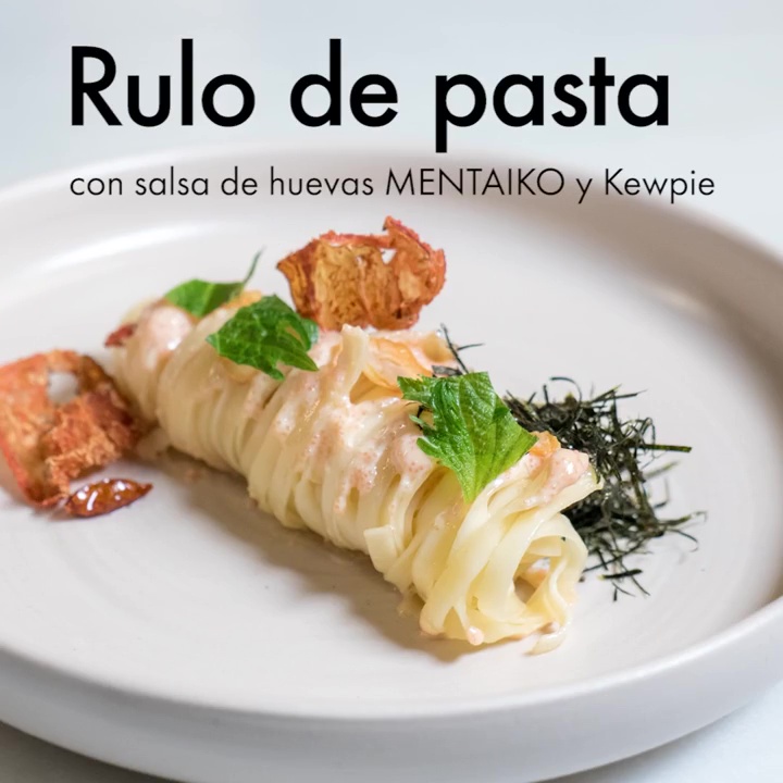 Rulo de pasta con salsa de huevas MENTAIKO y kewpie. Hideki nos enseña una nueva forma de presentar un plato de pasta.Por qúe no sorprendes a tus comensales con este truco del Kakkoy.