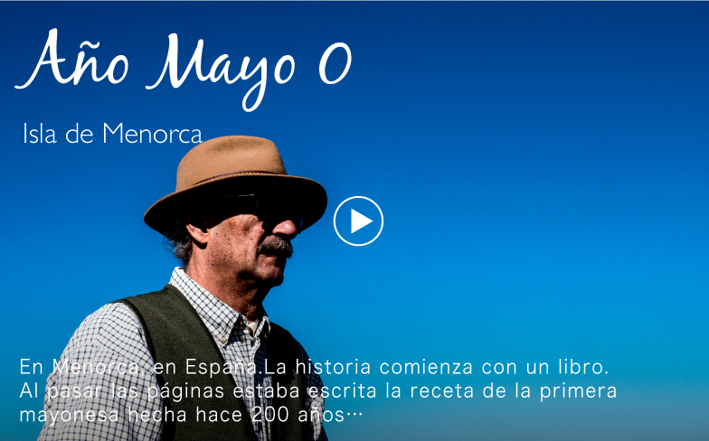 En Menorca, en España.
La historia comienza con un libro.
Al pasar las páginas estaba escrita la receta de la primera mayonesa hecha hace 200 años…