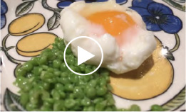 
Getaria, País Vasco. Lo que se lleva la fama en este pueblo pesquero es Pescados.
Hemos conocido a unos valientes.
Un agricultor, quien cultiva Guisantes de lagrimas a que se considera como Caviar de la huerta, y un cocinero quien intenta poner las verduras a primer plano.
Podemos ver aquí a sus historias y sus desafíos.