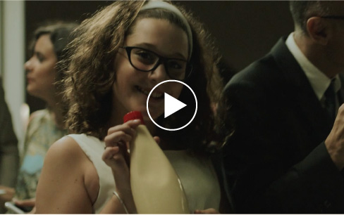 03Sicilia
Caltagirone, Sicilia, patrimonio dell'umanità dall'UNESCO.
Lo chef di un ristorante stella Michelin offre una delizia con un vino bianco.