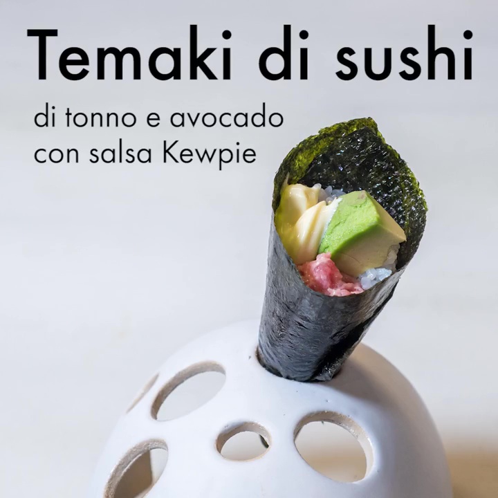 Temaki di tonno e avocado con salsa kewpie. Hideki insegna il trucco su come preparare il sushi in casa. Semplice ed utilissimo.