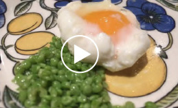 
バスク地方、ゲタリア。海に面した港町であるここでの食の主役はやはり「魚」。そんな町の中で２人の挑戦者に出会いました。「畑のキャビア」とも呼ばれる高級野菜、涙豆を生産している農家さんと、野菜を炭火焼きで調理するシェフ。彼らの挑戦をぜひ御覧ください。